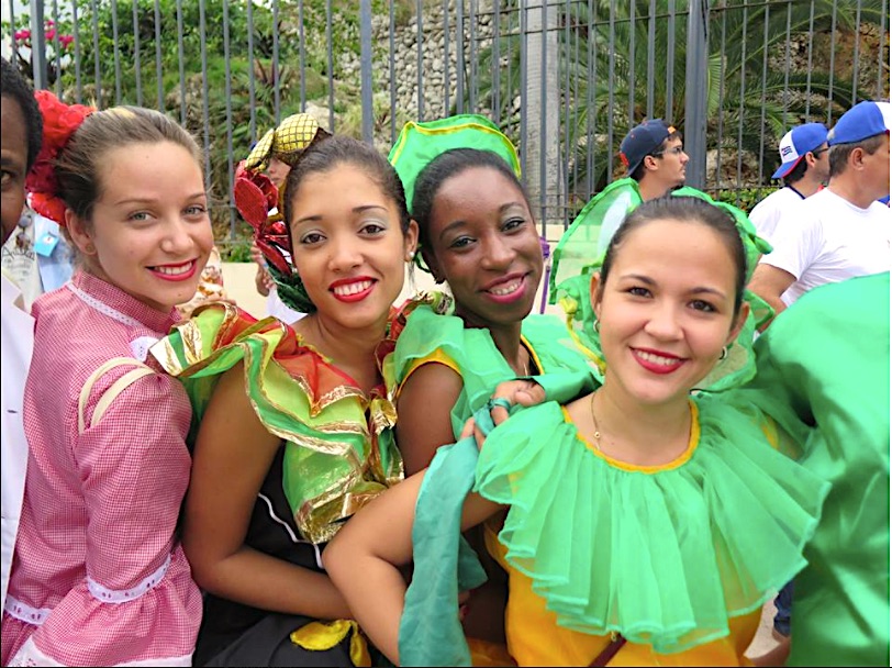 colour,color,colorful,colourful,girls,carnival costumes,laughing,laughing faces,smiles,smiling,havana streets,havana,cuba,cuban streets,