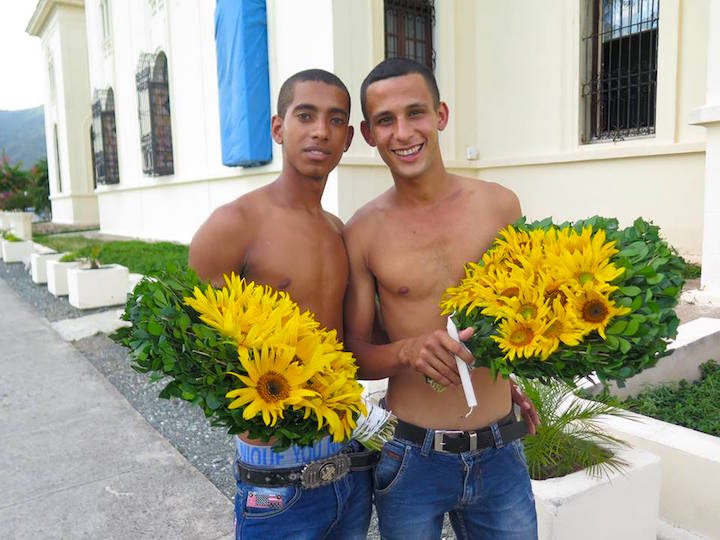 cuba,cubanos,cuban youth,youth,young men,man,flower,flowers,bouquet of flowers, bouquet, yellow flowers, island of cuba, caribbean